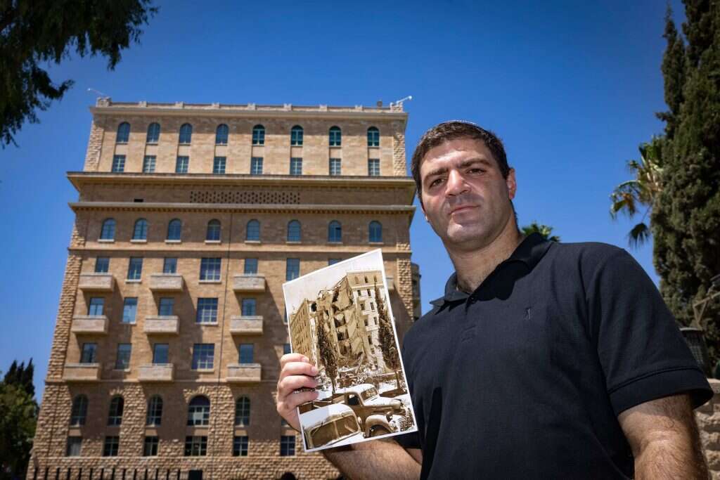 אביחי אברהם על רקע המלון. | אוליבייה פיטוסי, פלאש 90