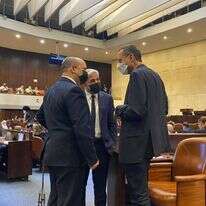 למה שאיש כמוני לא ירמה איש כמוך? ח"כ צבי האוזר (מימין), שהובהל מבית החולים למליאה, השבוע