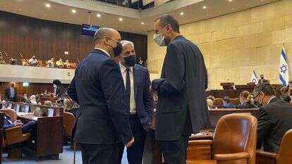 למה שאיש כמוני לא ירמה איש כמוך? ח"כ צבי האוזר (מימין), שהובהל מבית החולים למליאה, השבוע למה שאיש כמוני לא ירמה איש כמוך? ח"כ צבי האוזר (מימין), שהובהל מבית החולים למליאה, השבוע