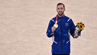 דולגופיאט לאחר הזכייה במדליית זהב אולימפית. | AFP
