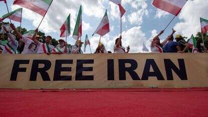 מחאה של המועצה הלאומית להתנגדות לאיראן (NCRI) נגד המשטר האיראני מול שער ברנדנבורג בברלין, יולי 2021. | AFP מחאה של המועצה הלאומית להתנגדות לאיראן (NCRI) נגד המשטר האיראני מול שער ברנדנבורג בברלין, יולי 2021. | AFP