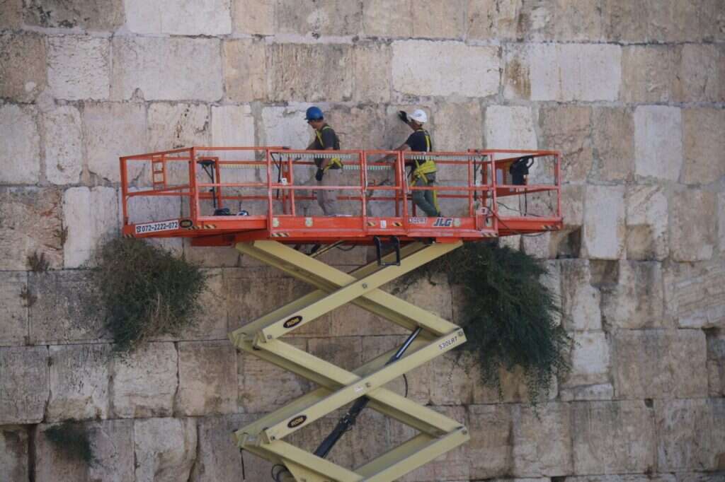 בדיקת היציבות פעמיים בשנה בכותל המערבי. | הקרן למורשת הכותל המערבי