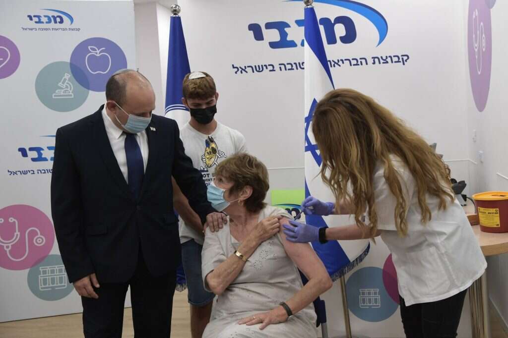 ראש הממשלה נפתלי בנט מלווה את אמו מירנה לחיסון. | קובי גדעון, לע"מ ראש הממשלה נפתלי בנט מלווה את אמו מירנה לחיסון. | קובי גדעון, לע"מ
