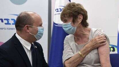 ראש הממשלה נפתלי בנט מלווה את אמו מירנה לחיסון. | קובי גדעון, לע"מ