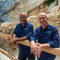 7.-מימין-לשמאל-דר'-ג'ו עוזיאל ואורטל כלף. | יניב ברמן, רשות העתיקות