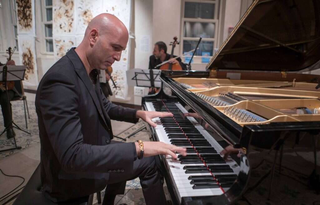 גיל שוחט. | אלון סגל