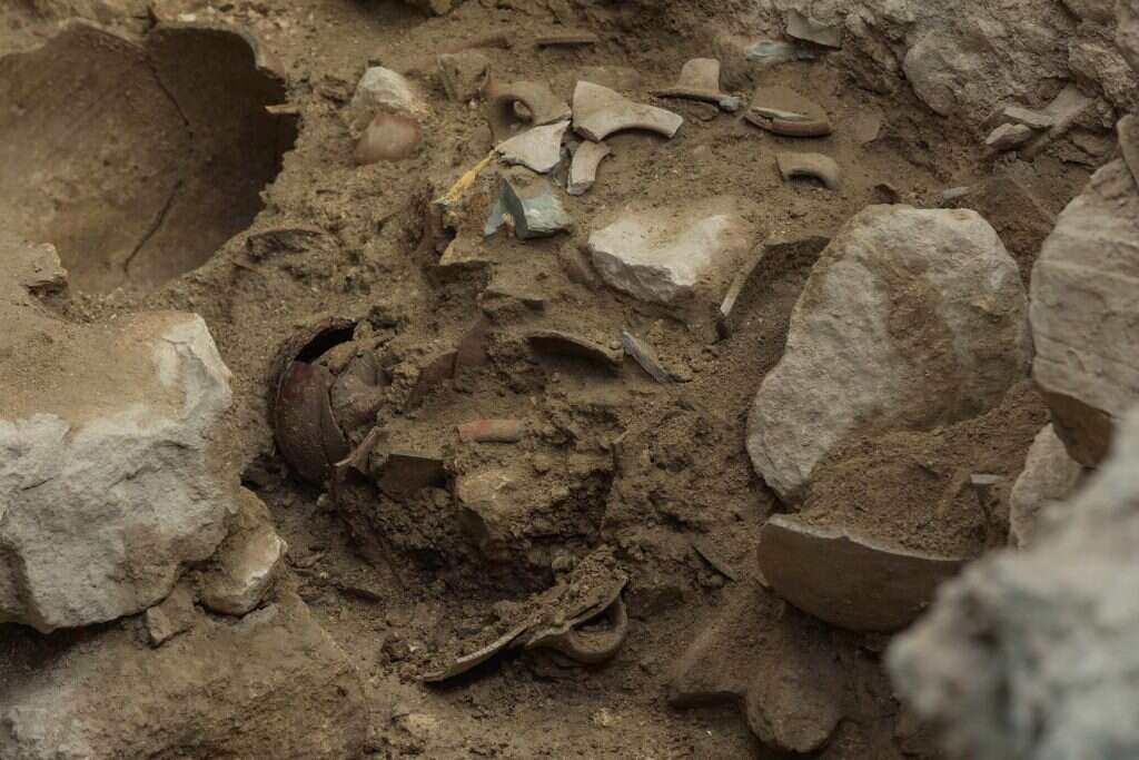 שרידי כלים שהתנפצו ברעידת האדמה. | אליהו ינאי שרידי כלים שהתנפצו ברעידת האדמה. | אליהו ינאי