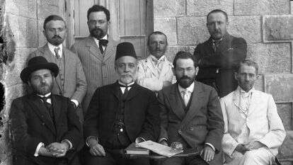 ועד הלשון שהקים אליעזר בן־יהודה  (יושב ראשון מימין), ירושלים תרע"ב . | ספריית ווידנר, קיימברידג'