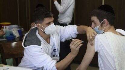 מבצע התחסנות בישיבת פוניבז' בבני ברק בפברואר השנה. | יוסי זליגר מבצע התחסנות בישיבת פוניבז' בבני ברק בפברואר השנה. | יוסי זליגר