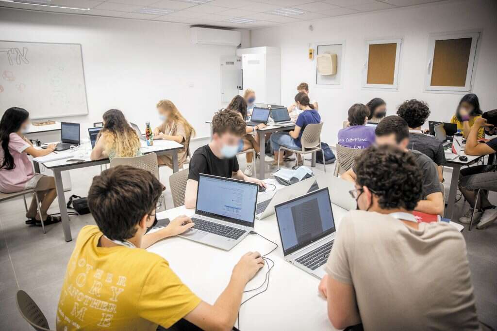 למתעניינים בייצוג נשים בפרסומות או בשיגור רקטות לחלל. מחנות הקיץ של האוניברסיטה לנוער. | יונתן זינדל פלאש 90