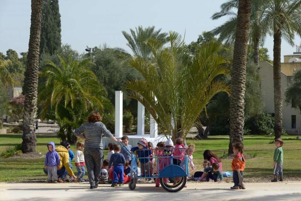 לא שופכים את התינוקות עם המים.מטפלת וילדים בטירת־צבי (למצולמים אין קשר לכתבה). | גיל אליהו - ג'יני לא שופכים את התינוקות עם המים.מטפלת וילדים בטירת־צבי (למצולמים אין קשר לכתבה). | גיל אליהו - ג'יני