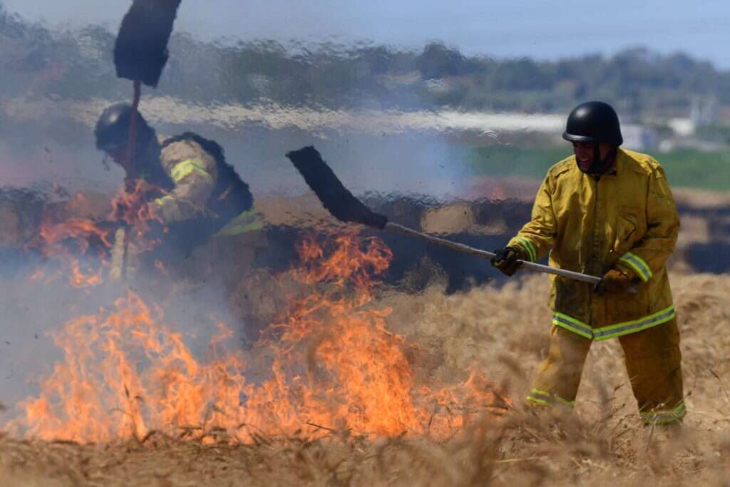כשמערכת הכריזה מתחילה להשמיע את
קולה, הדופק עולה אוטומטית. שרפ בשדות
הנגב המערבי בזמן מבצע שומר החומות. | תומר נויברג - פלאש כשמערכת הכריזה מתחילה להשמיע את
קולה, הדופק עולה אוטומטית. שרפ בשדות
הנגב המערבי בזמן מבצע שומר החומות. | תומר נויברג - פלאש