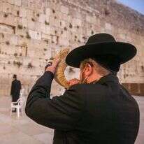 אדם תוקע בשופר בכותל | אורן בן חקון