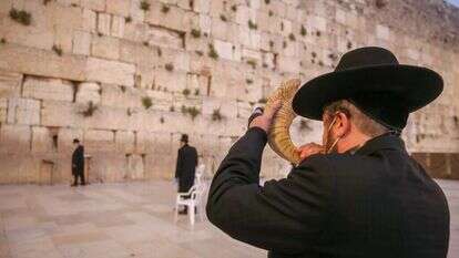 אדם תוקע בשופר בכותל | אורן בן חקון