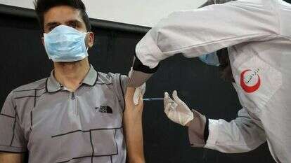 צעיר מתחסן בעיירה דורא בהר חברון, אוגוסט 2021. | AFP צעיר מתחסן בעיירה דורא בהר חברון, אוגוסט 2021. | AFP