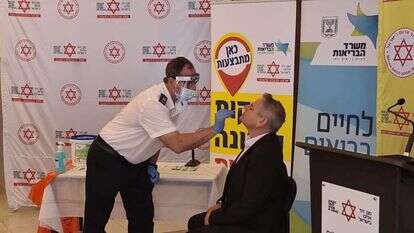 השר הורביץ בבדיקה מהירה במתחם מד"א. | דוברות מד"א