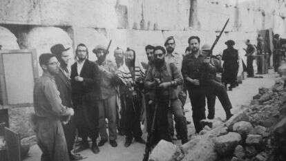 במרכז, במשקפי שמש: שלום קפח ז"ל. | באדיבות המשפחה