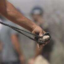 יידוי אבנים. | EPA