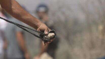 יידוי אבנים. | EPA