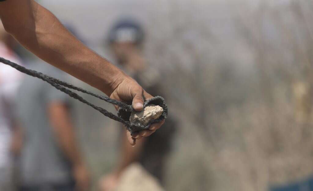 יידוי אבנים. | EPA