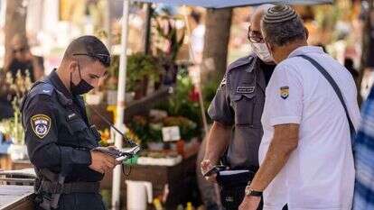 שוטרים אוכפים את תקנות הקורונה, בסוף השבוע בירושלים. | יונתן זינדל, פלאש 90