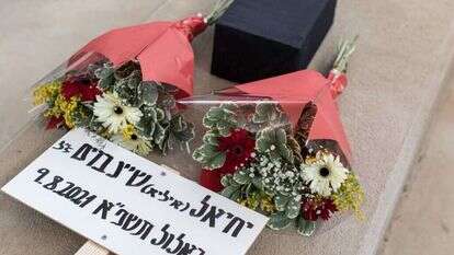 החולצה מובאת לקבורה בקבוץ יגור. | אבישג שאר ישוב