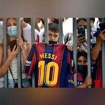 מעריצי מסי מחוץ לאצטדיון "קאמפ נואו" בברצלונה בו התקיימה מסיבת העיתונאים. | AFP