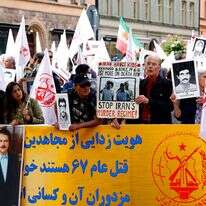 מתנגדי המשטר האיראני מפגינים מחוץ לבית המשפט בשטוקהולם.. | AP