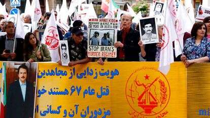 מתנגדי המשטר האיראני מפגינים מחוץ לבית המשפט בשטוקהולם.. | AP