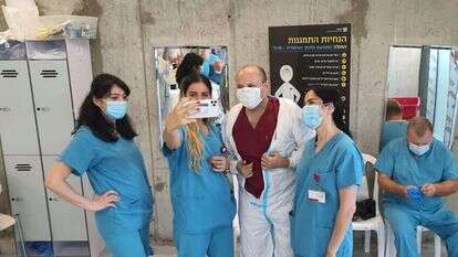 בנט בביקורו במלחקת קורונה בבית החולים רמב"ם. | יאיר קראוס