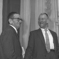 עמוס חכם (מימין) לאחר זכייתו בחידון התנ"ך, תשי"ח. | דוד אלדן, לע"מ