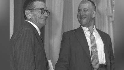 עמוס חכם (מימין) לאחר זכייתו בחידון התנ"ך, תשי"ח. | דוד אלדן, לע"מ