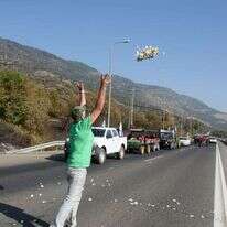 חקלאי שובר ביצים במחאה על הרפורמה בענף. צומת הגומא. | אייל מרגולין, ג'יני