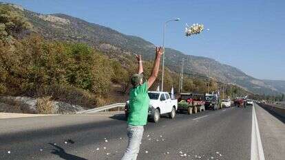 חקלאי שובר ביצים במחאה על הרפורמה בענף. צומת הגומא. | אייל מרגולין, ג'יני