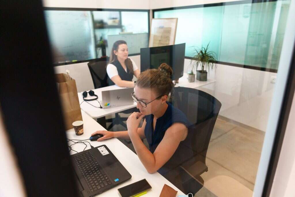 להתחבר וללמוד. פינת עבודה ב"האבזלת". | אנצ׳ו גוש - ג׳יני