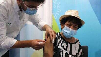 חיסון במנה השלישית בירושלים. | EPA