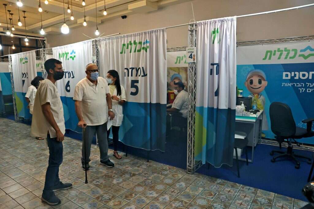 עמדת חיסונים של כללית בסינמה סיטי בירושלים. אתמול. | AFP