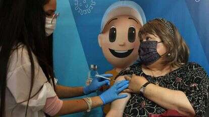 מתחסנת בשלישית בירושלים. | AFP מתחסנת בשלישית בירושלים. | AFP