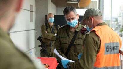 אנשי פיקוד העורף עם הרמטכ"ל אביב כוכבי. ארכיון. | דובר צה"ל