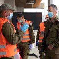 אנשי פיקוד העורף עם הרמטכ"ל אביב כוכבי. ארכיון. | דובר צה"ל