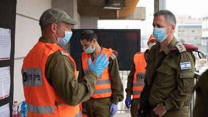 אנשי פיקוד העורף עם הרמטכ"ל אביב כוכבי. ארכיון. | דובר צה"ל