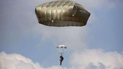 צניחה בחוף פלמחים. | אביר סולטן EPA