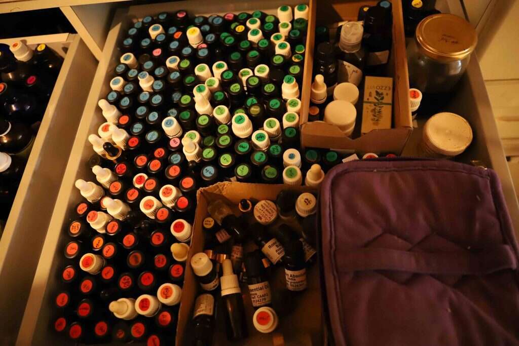 שמנים אתריים ותמציות צמחים ורכיבי טבע לבשמים. | יעל (פרוינד) אברהם.