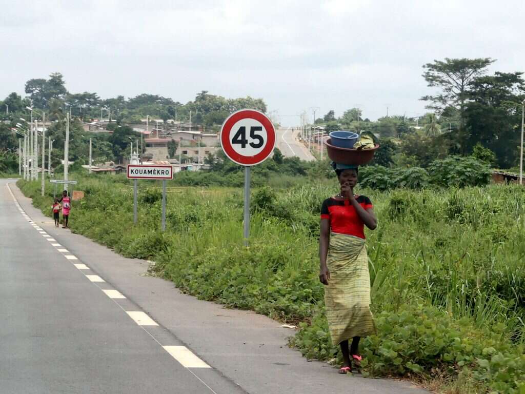 אספקת התרופות נתקלה בחסמים. קריאה לעזרה באמצע הלילה. אביג'אן, בירת חוף השנהב. | גטי אימג'ס אספקת התרופות נתקלה בחסמים. קריאה לעזרה באמצע הלילה. אביג'אן, בירת חוף השנהב. | גטי אימג'ס