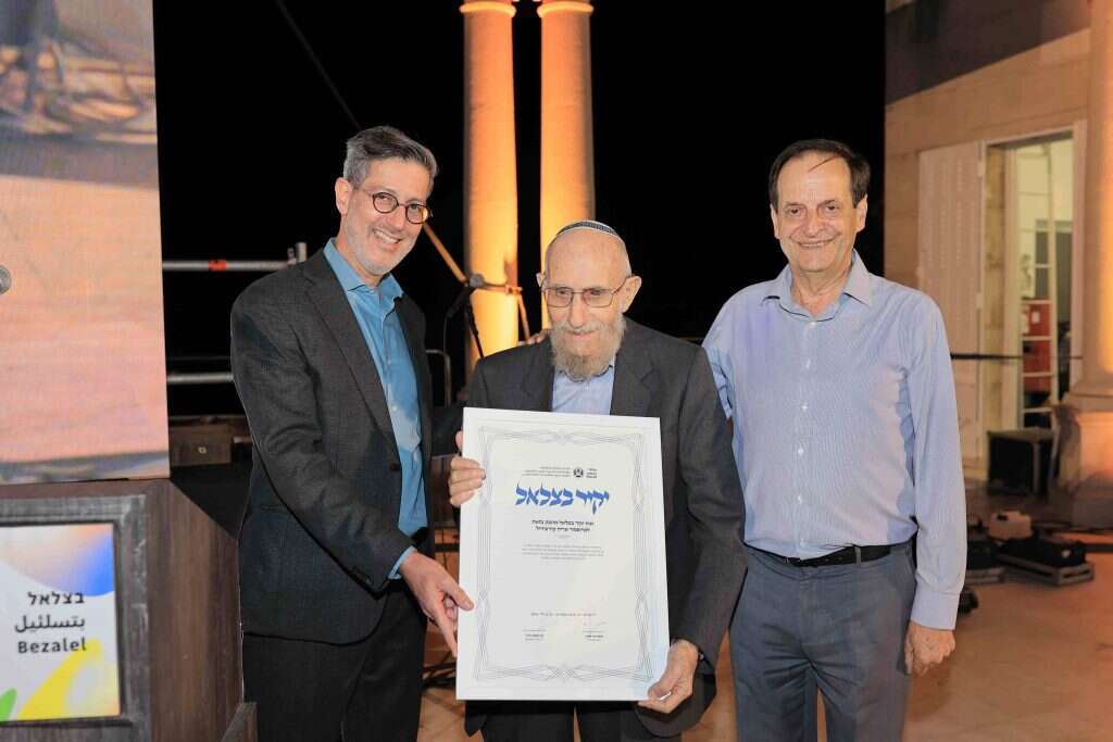 "לא אגיד את זה להנהלה, אבל הייתי מוכן ללמד חינם".
קורצוויל עם דן מרידור ופרופ' עדי שטרן בטקס יקיר בצלאל. | עוז שכטר