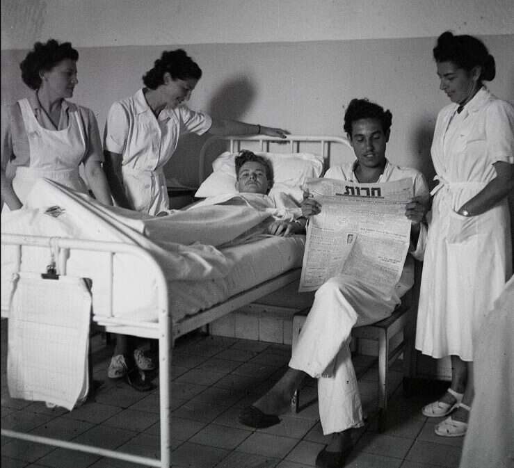 יתרונן של האחיות: הן שירתו בחדר הניתוח גם בשגרה .
בית החולים תל־השומר, 1948. | פין הנס - לע"מ יתרונן של האחיות: הן שירתו בחדר הניתוח גם בשגרה .
בית החולים תל־השומר, 1948. | פין הנס - לע"מ