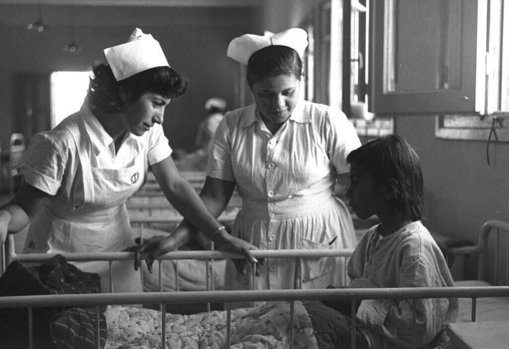 אחות ישראלית (משמאל) ואחות ערבייה בבית החולים בעזה אחרי מבצע קדש, 1957. | גטי אימג'ס אחות ישראלית (משמאל) ואחות ערבייה בבית החולים בעזה אחרי מבצע קדש, 1957. | גטי אימג'ס