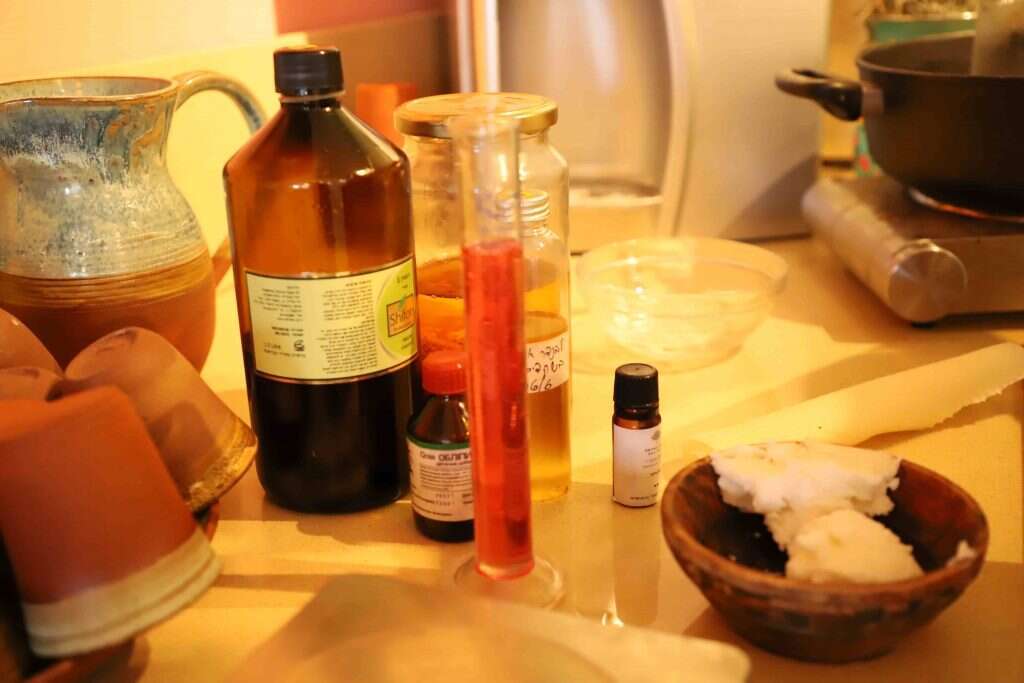 "אין תחליף לצמח שקטפת ושרד חום וקור ורוח באדמה". רכיבי משחת הפלא. | יעל (פרוינד) אברהם