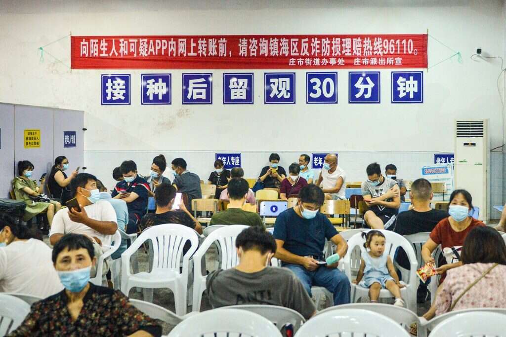 תושבים בסין לאחר קבלת החיסון. | EPA