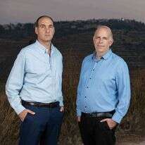 ראש הממשלה בפועל של תושבי יו"ש הוא היועץ המשפטי של האלוף. המשפטנים ויניצקי (מימין) וארנון. | שריה דיאמנט